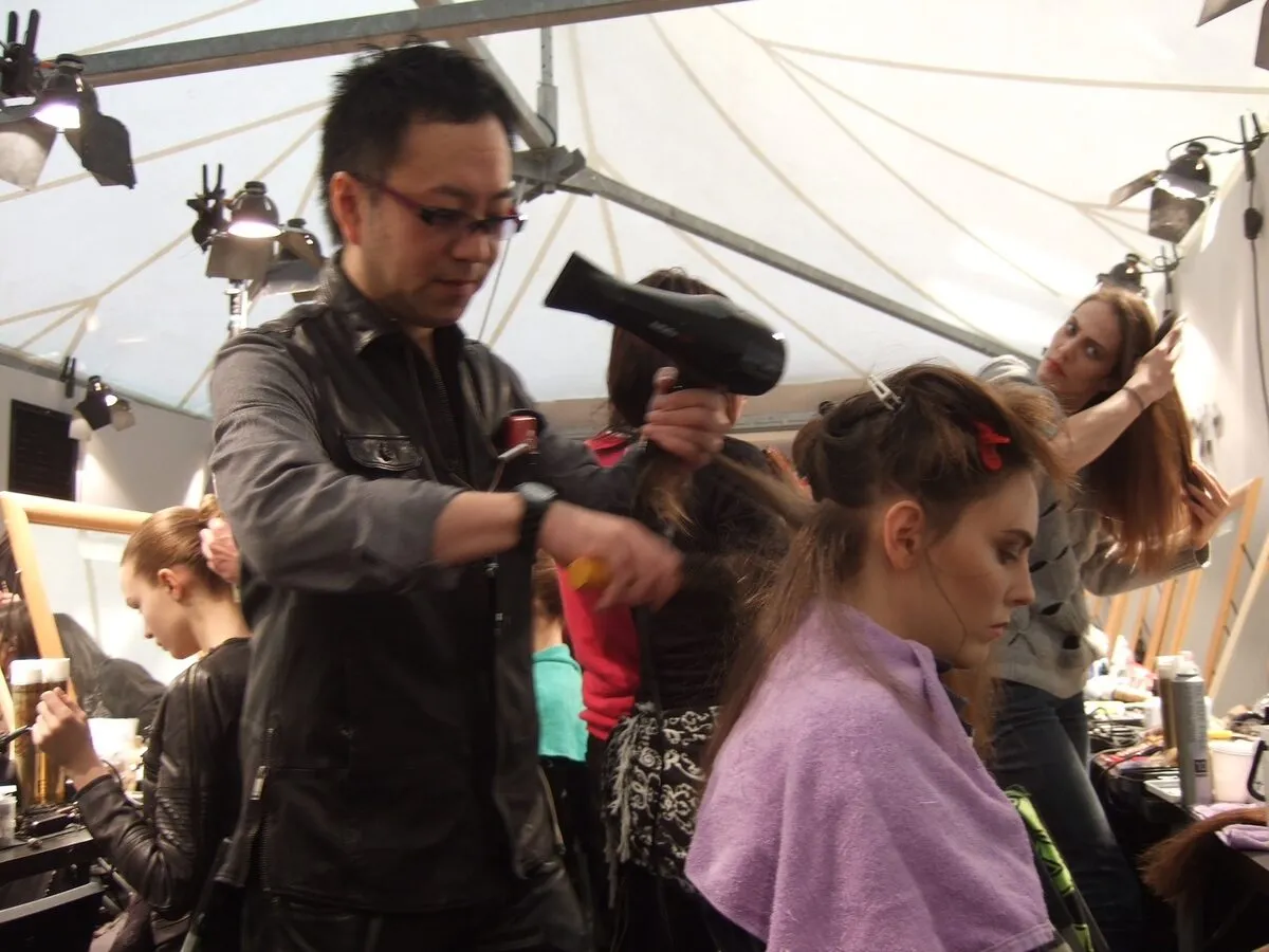 ミラノコレクション2011-2012秋冬 バックステージでヘアメイク中の中谷嘉孝